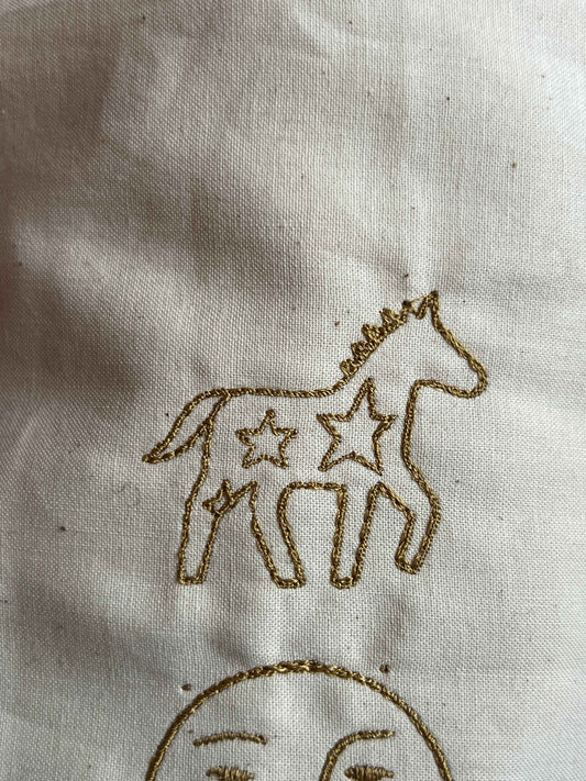 Broderet navnemaskot #44 (vælg motiv og tekst)