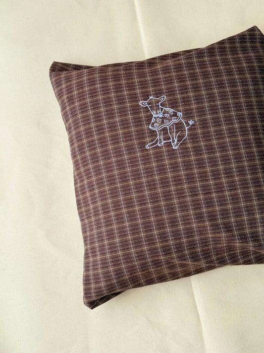 Pude med broderet motiv