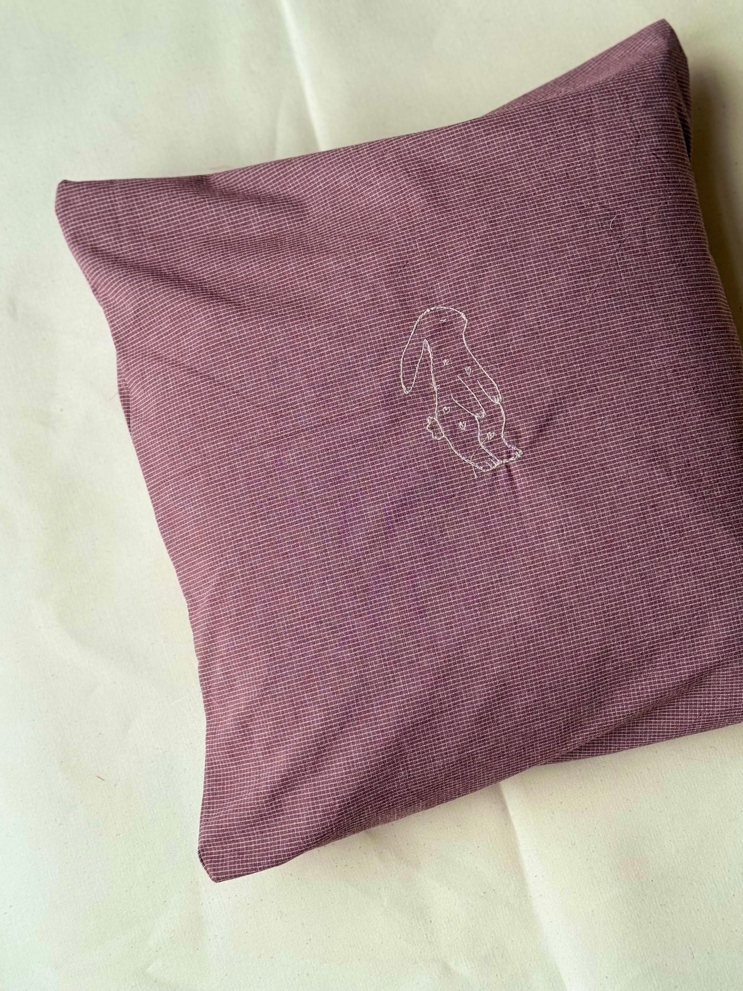 Pude med broderet motiv