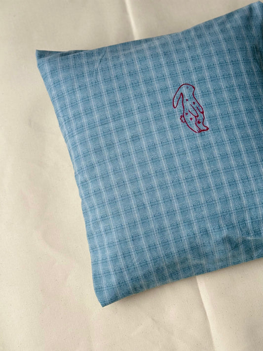 Pude med broderet motiv