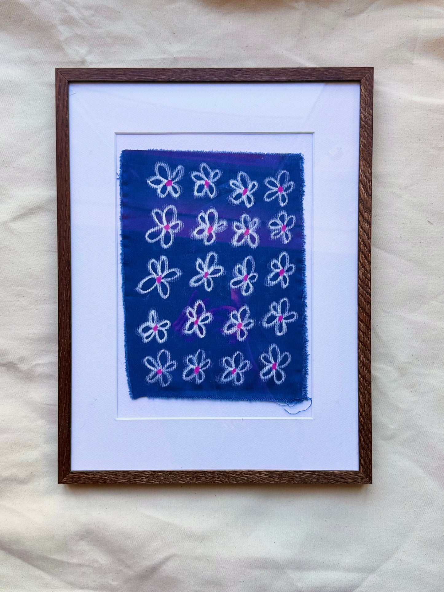 DAISY PÅ DENIM (hvid/pink)