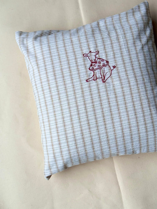 Pude med broderet motiv