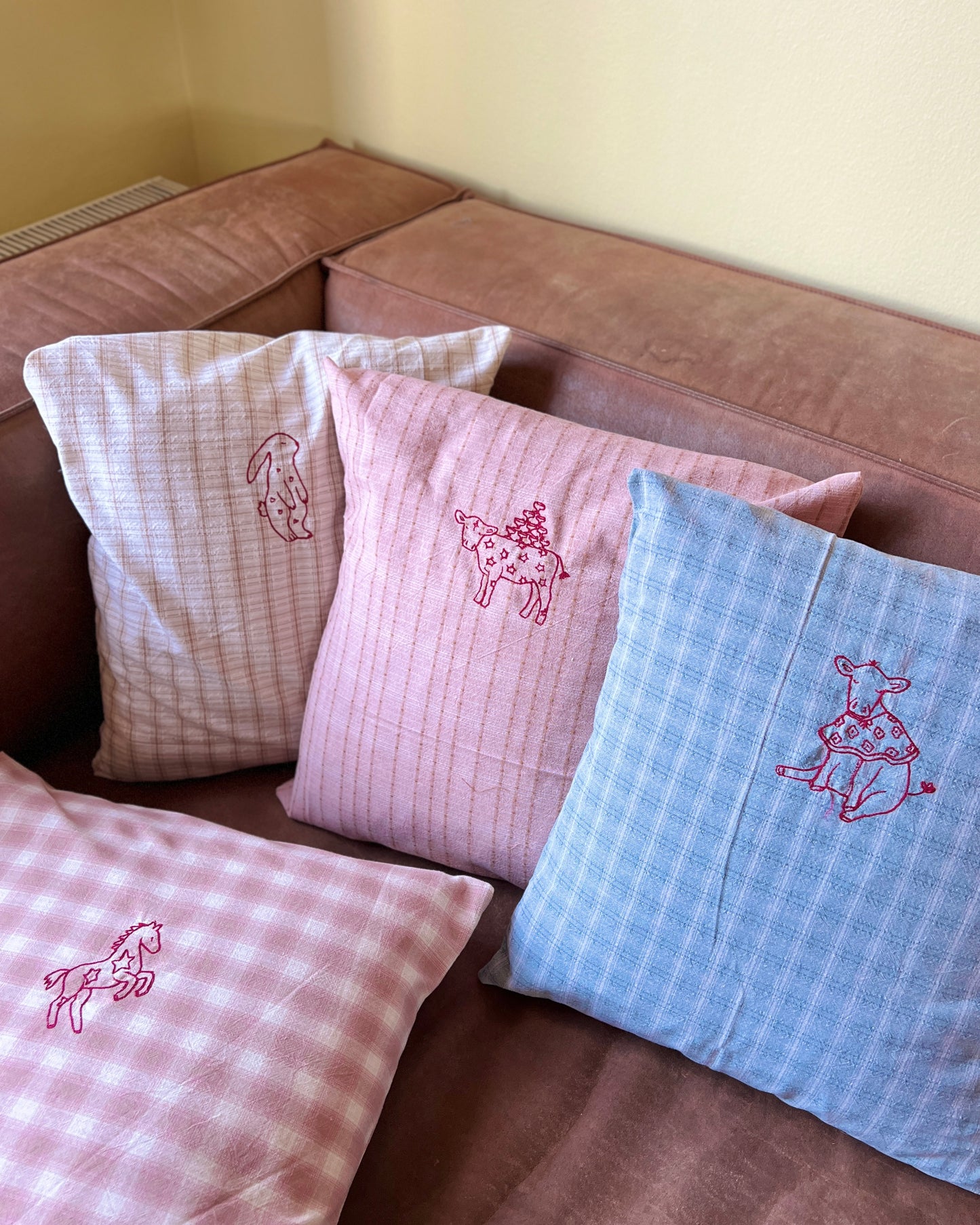 Pude med broderet motiv