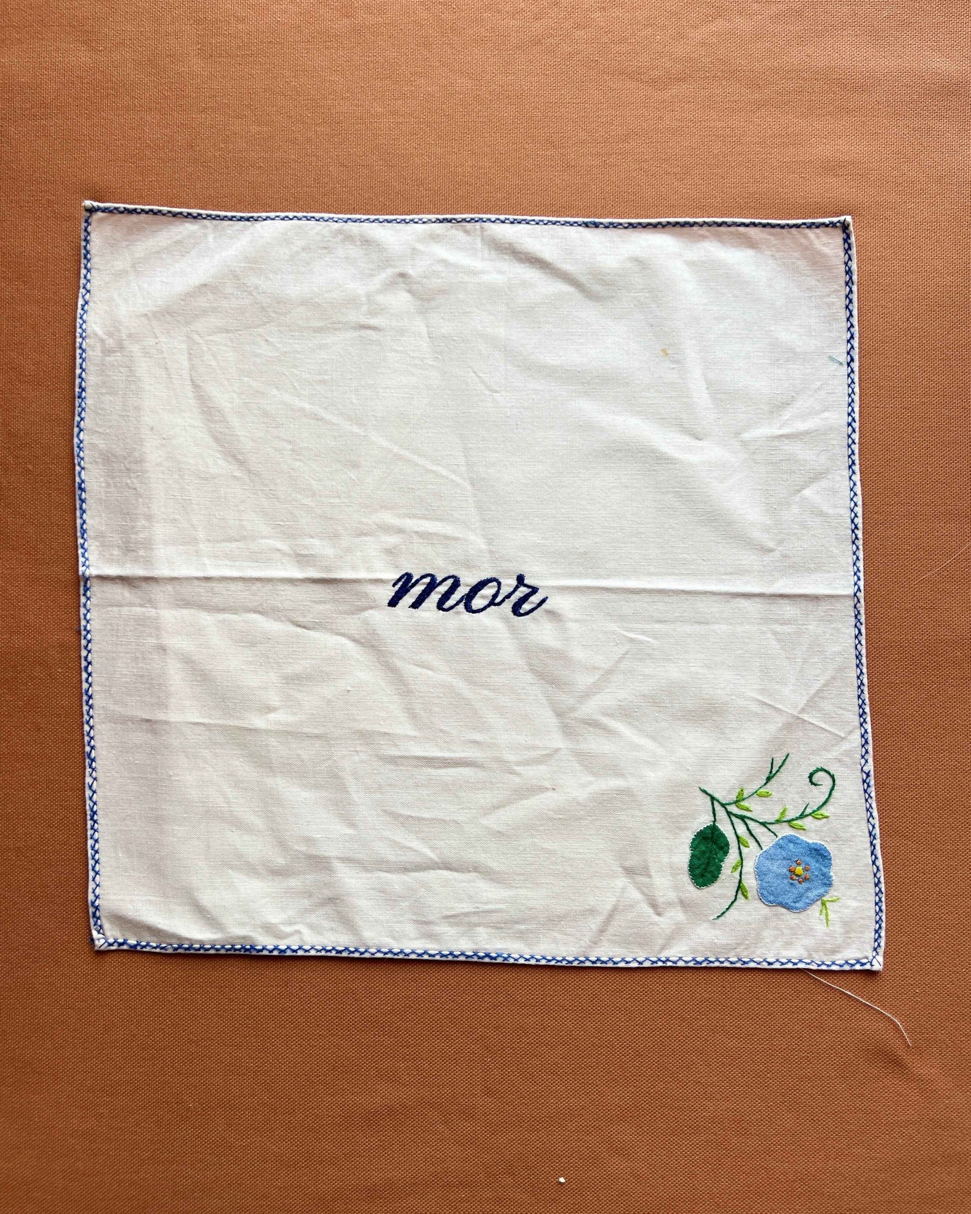 Broderet navnemaskot #29 (vælg motiv og tekst)