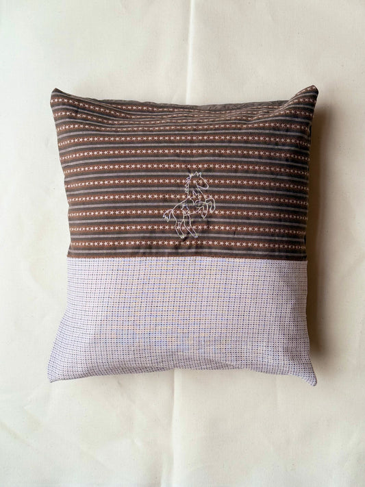 Pude med broderet motiv