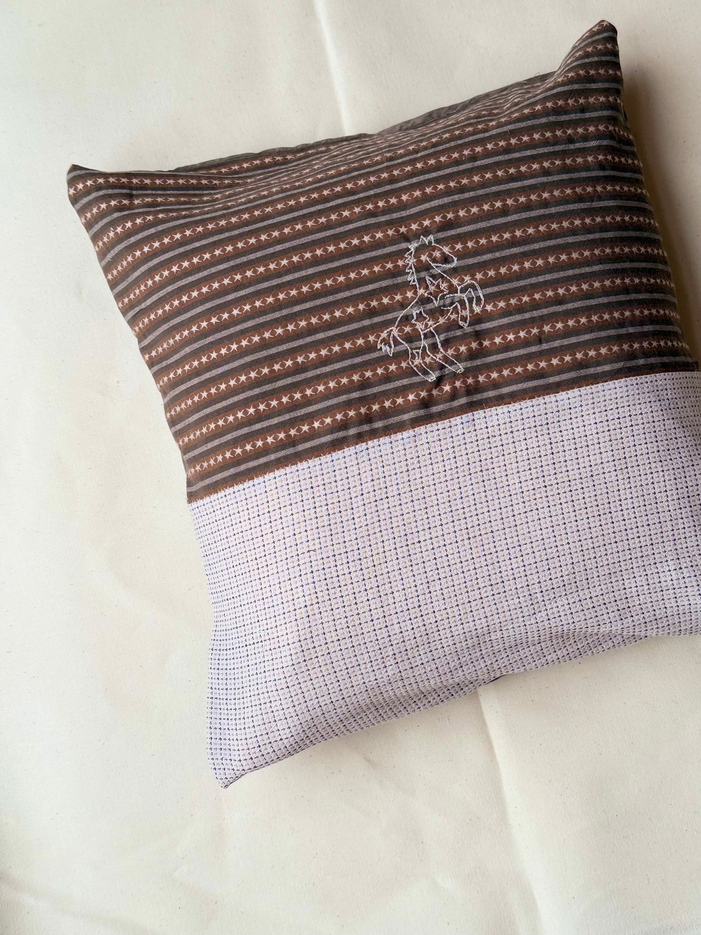 Pude med broderet motiv