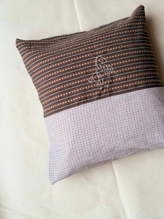 Pude med broderet motiv
