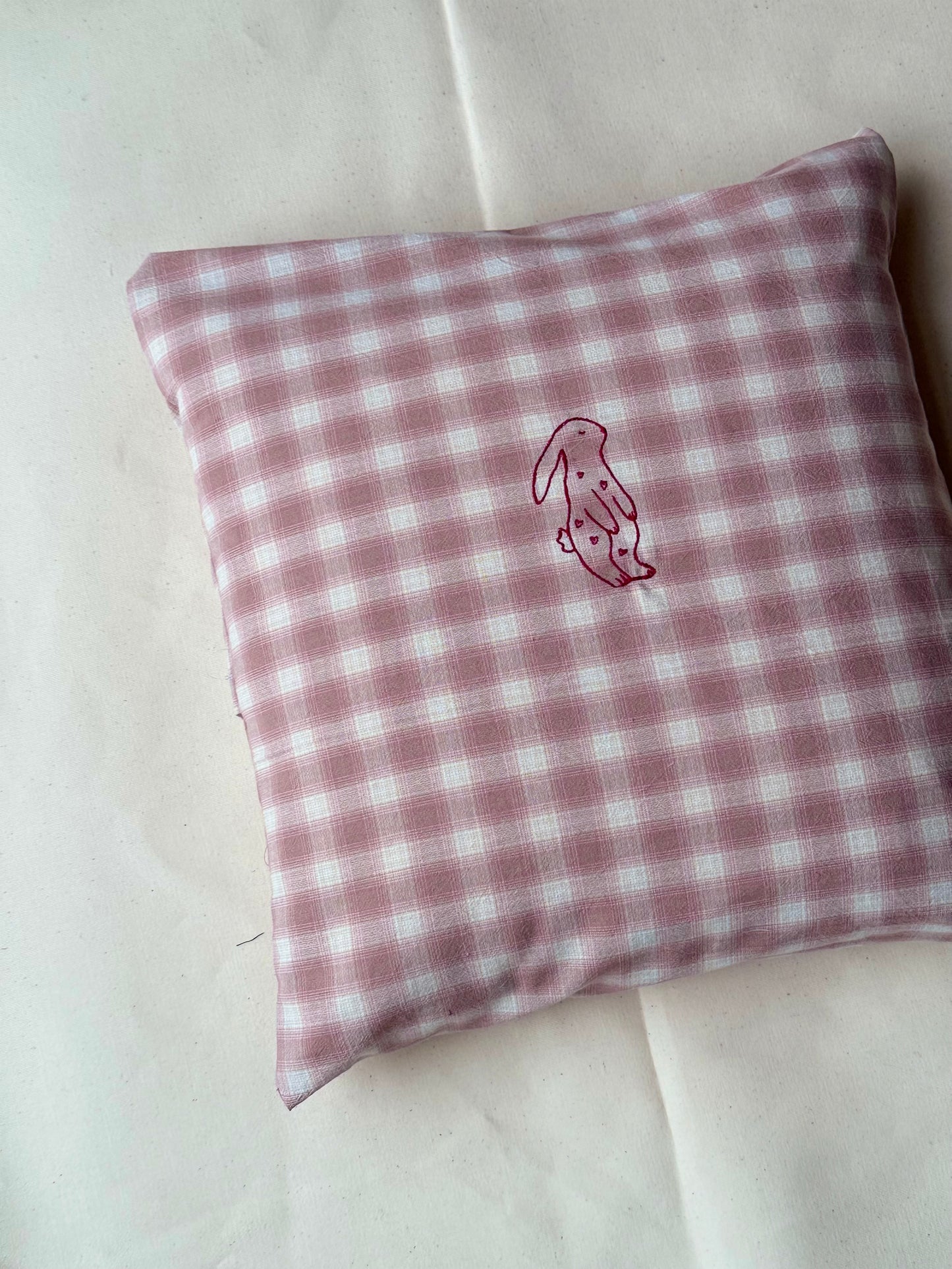 Pude med broderet motiv