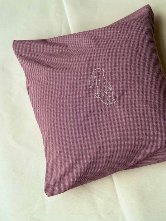 Pude med broderet motiv