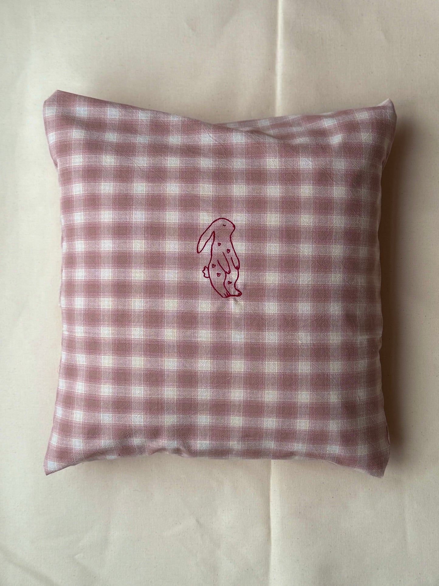 Pude med broderet motiv