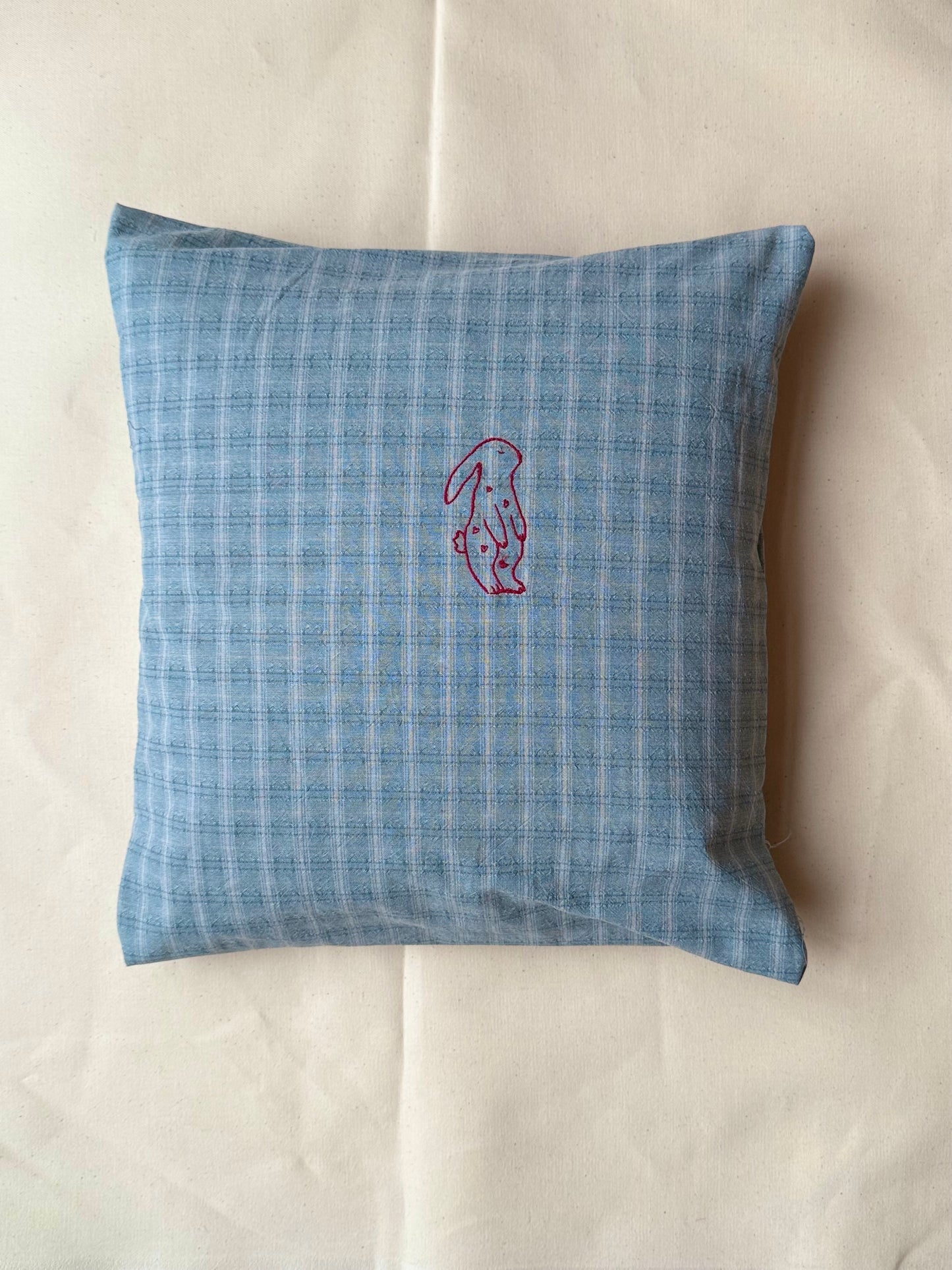 Pude med broderet motiv