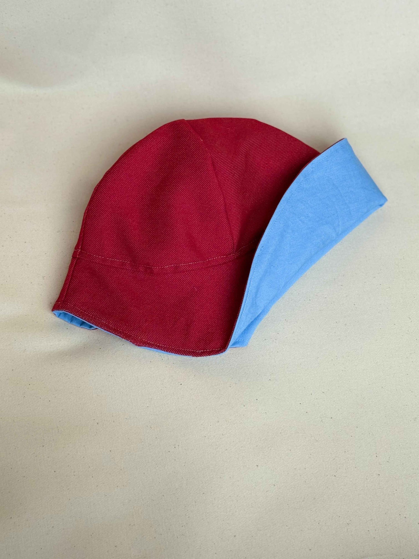 LØMMELHAT, rød denim