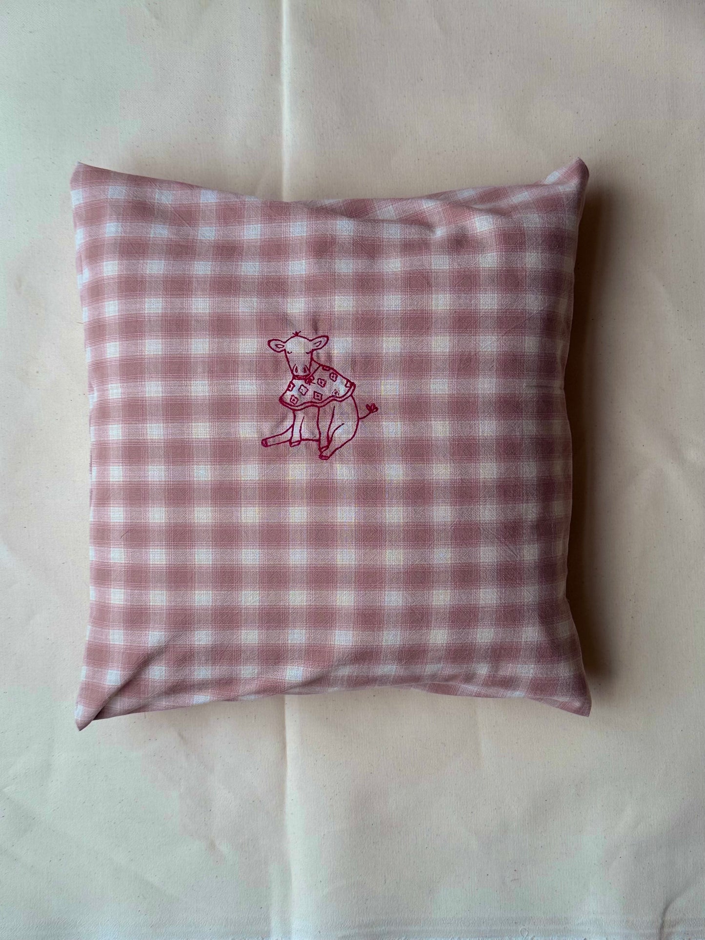 Pude med broderet motiv