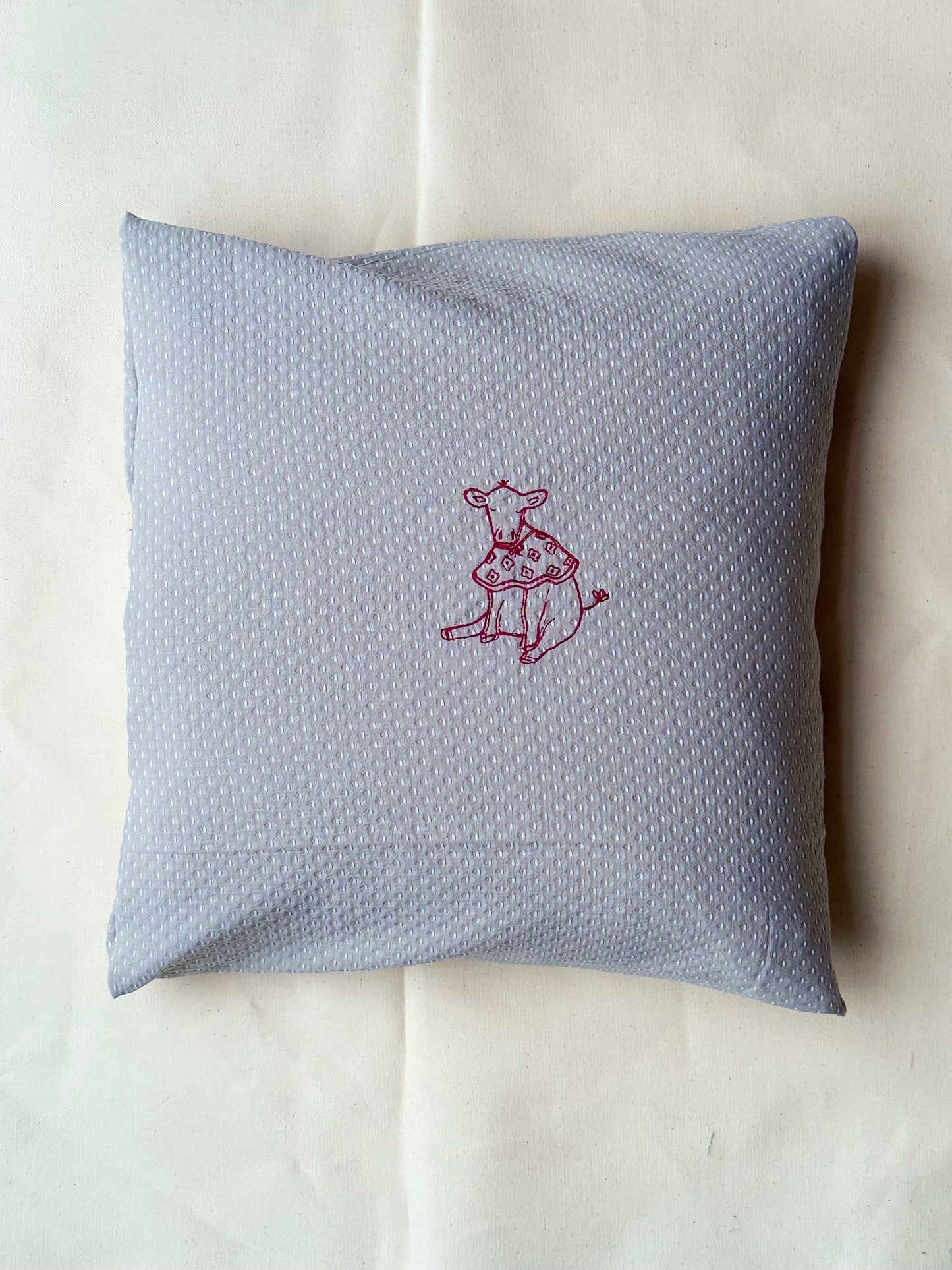 Pude med broderet motiv