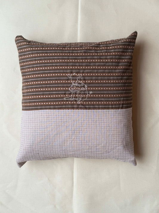 Pude med broderet motiv