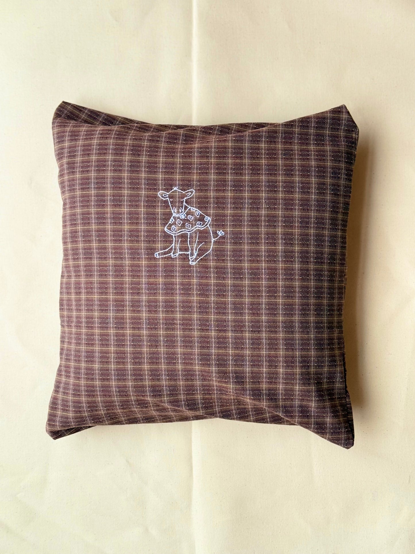 Pude med broderet motiv