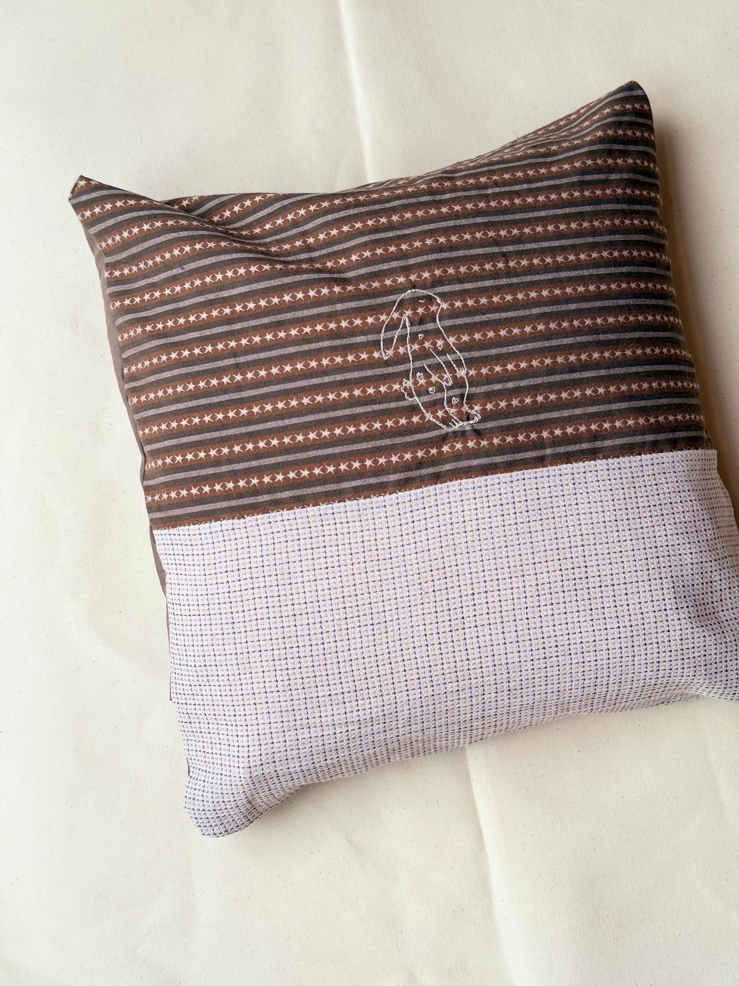 Pude med broderet motiv