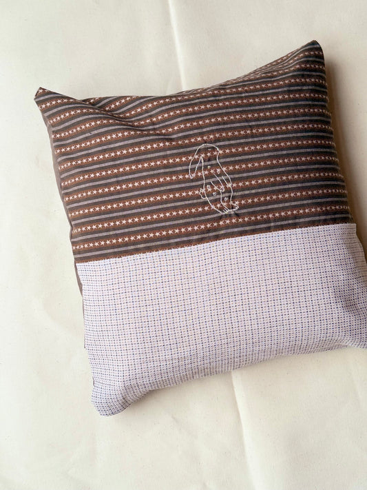 Pude med broderet motiv