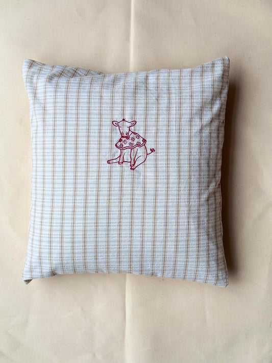 Pude med broderet motiv