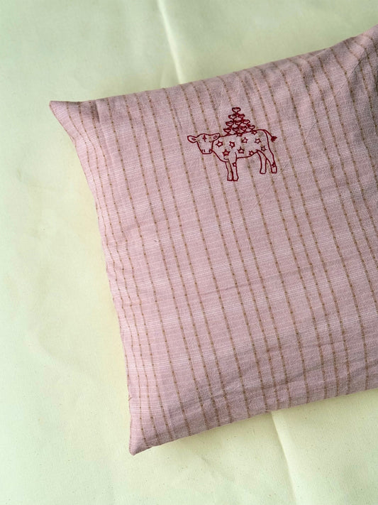 Pude med broderet motiv