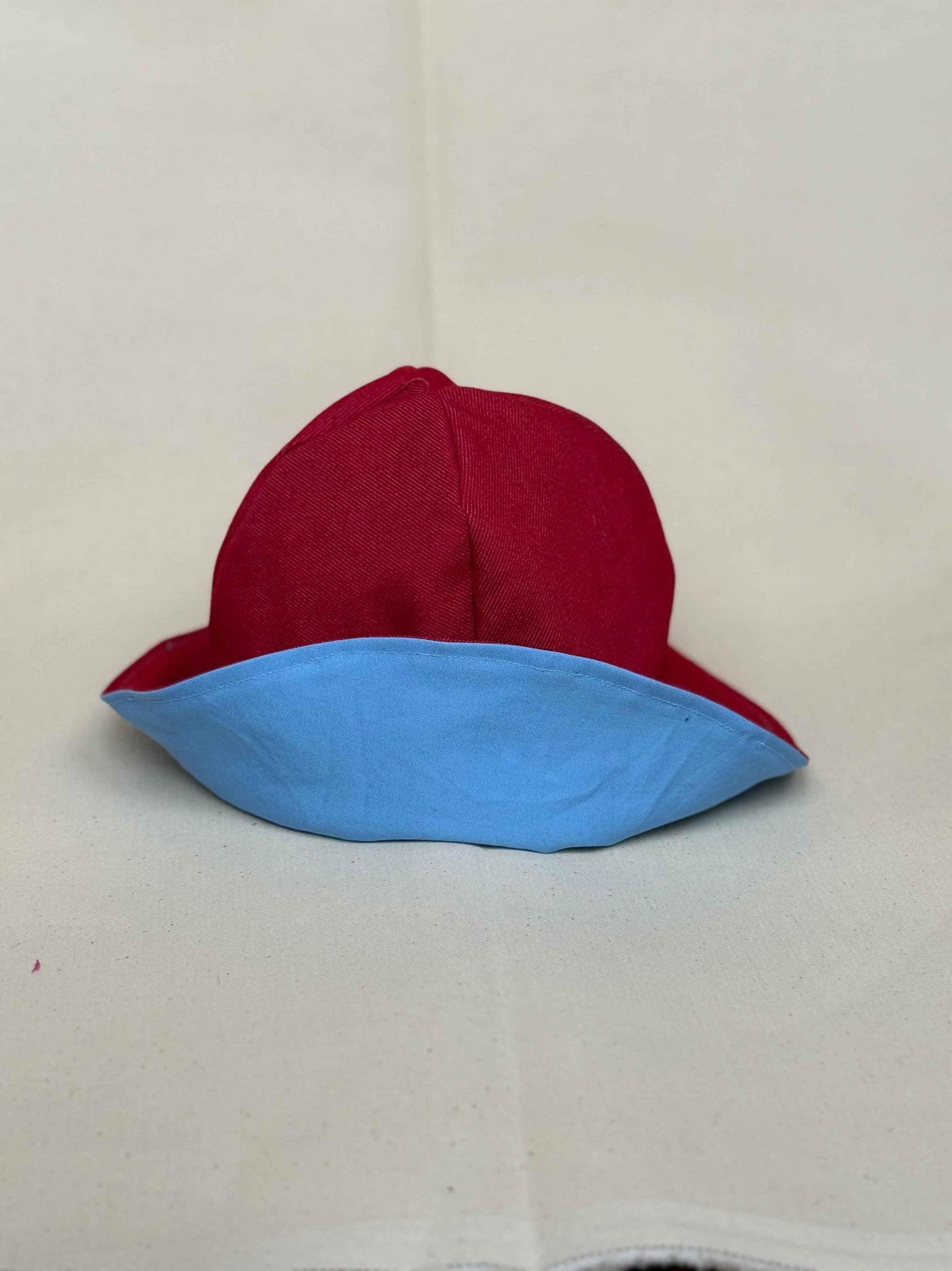 LØMMELHAT, rød denim