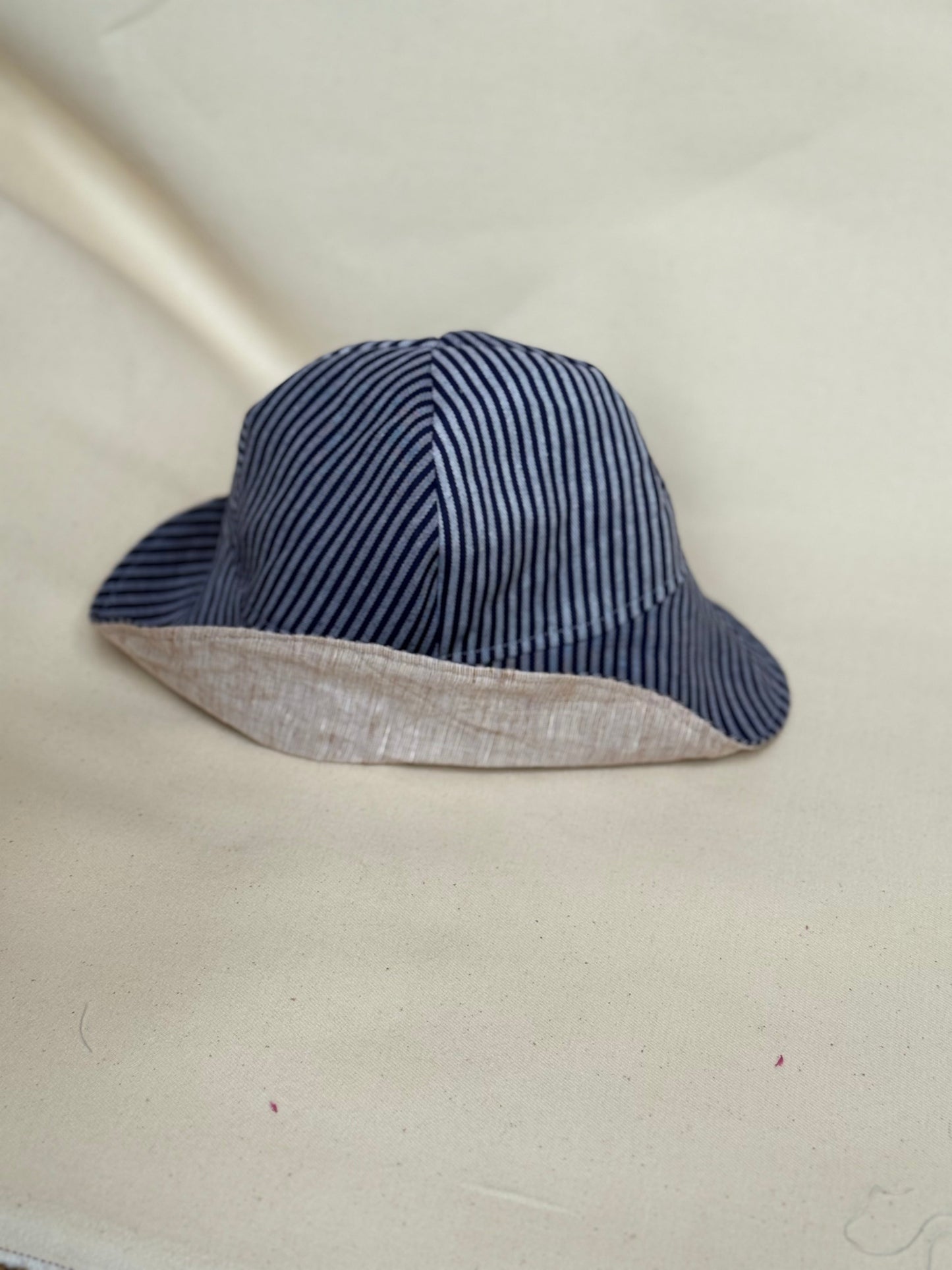 LØMMELHAT, stribet denim
