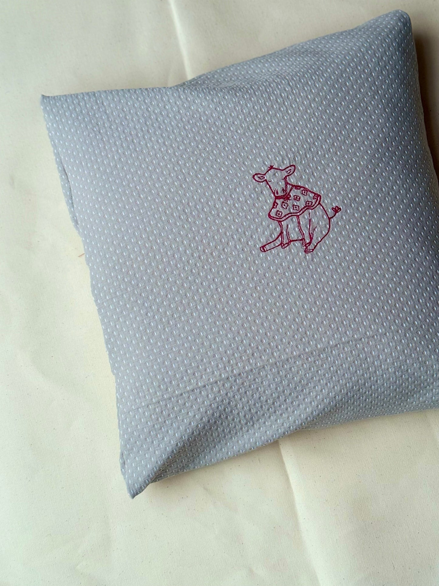 Pude med broderet motiv