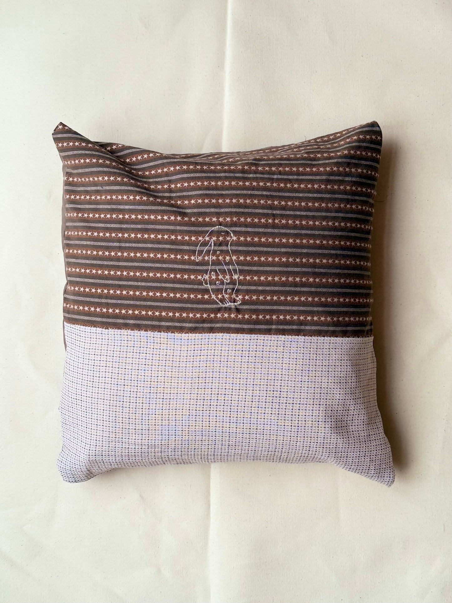 Pude med broderet motiv