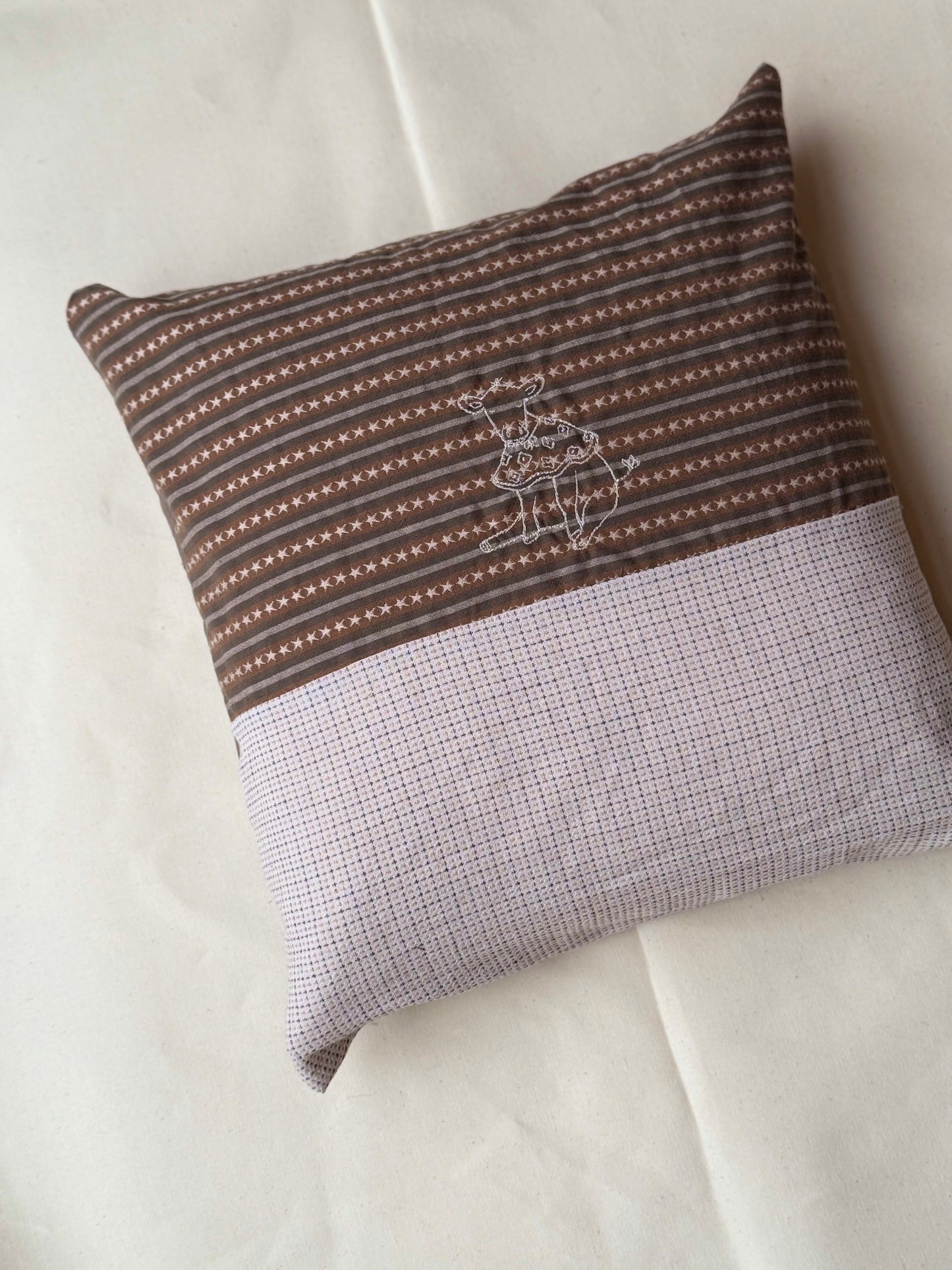 Pude med broderet motiv