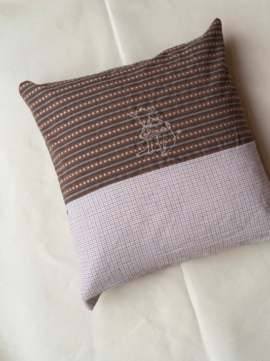 Pude med broderet motiv