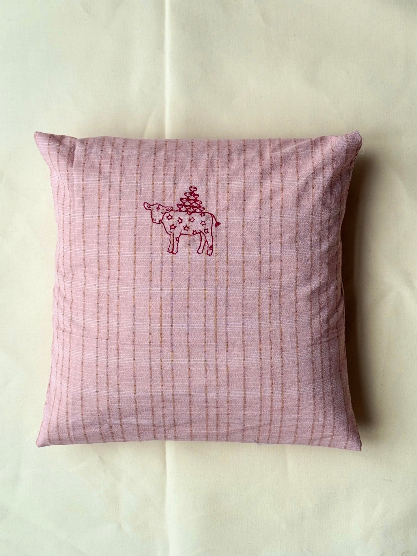 Pude med broderet motiv