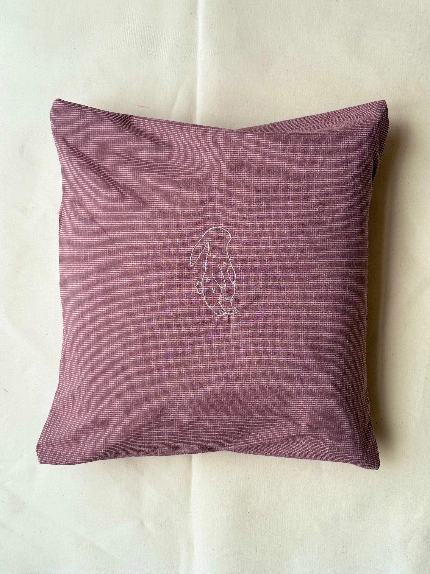 Pude med broderet motiv