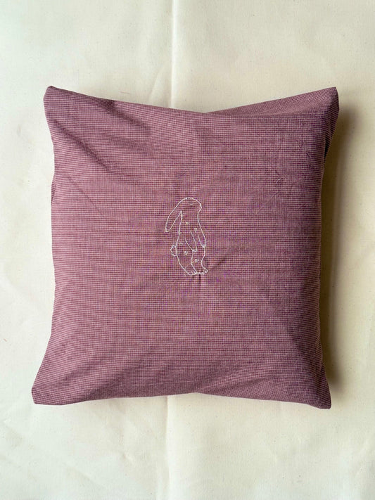 Pude med broderet motiv