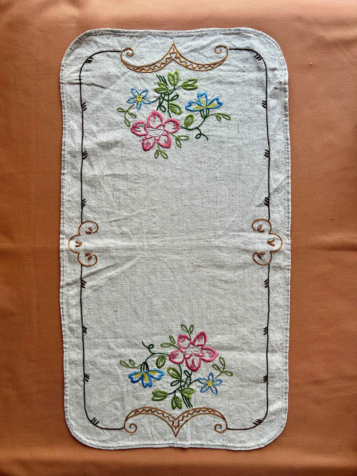 Broderet navnemaskot #33 (vælg motiv og tekst)