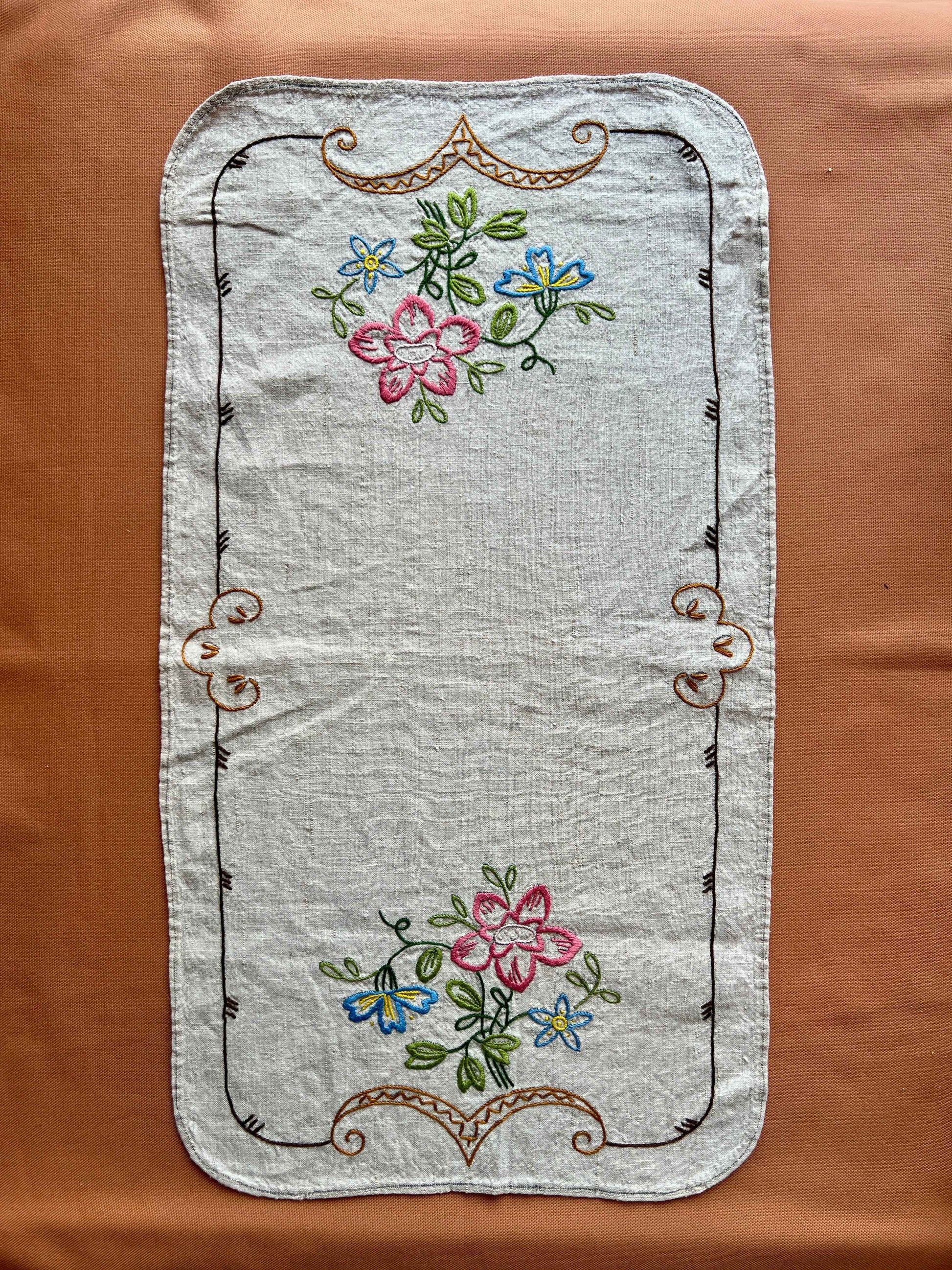 Broderet navnemaskot #33 (vælg motiv og tekst)