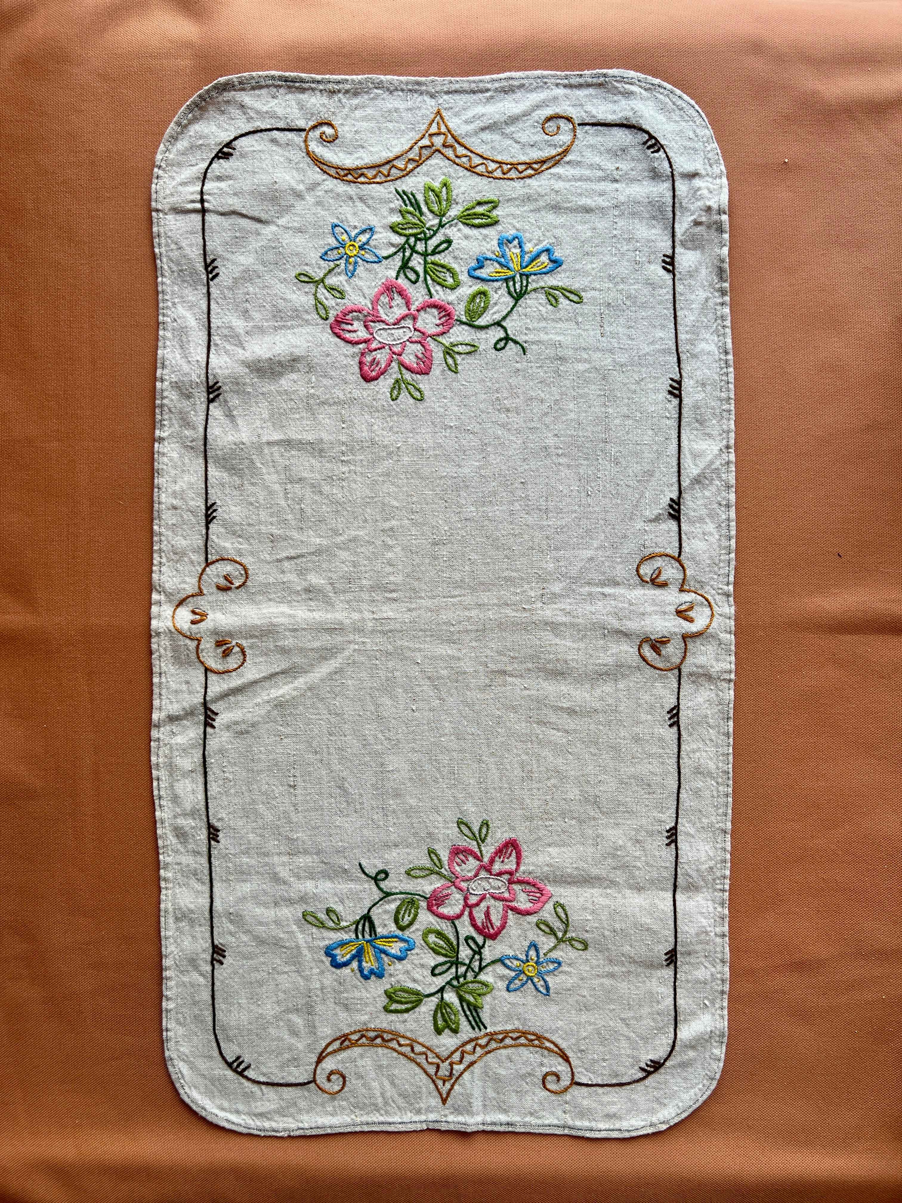 Broderet navnemaskot #33 (vælg motiv og tekst)