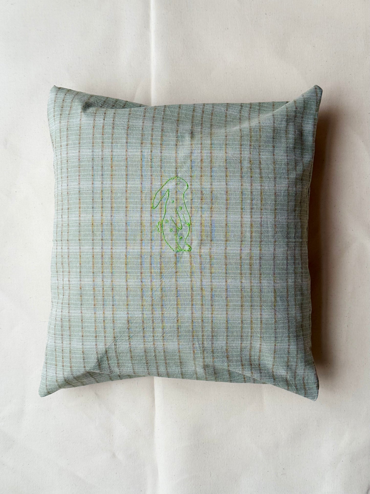 Pude med broderet motiv