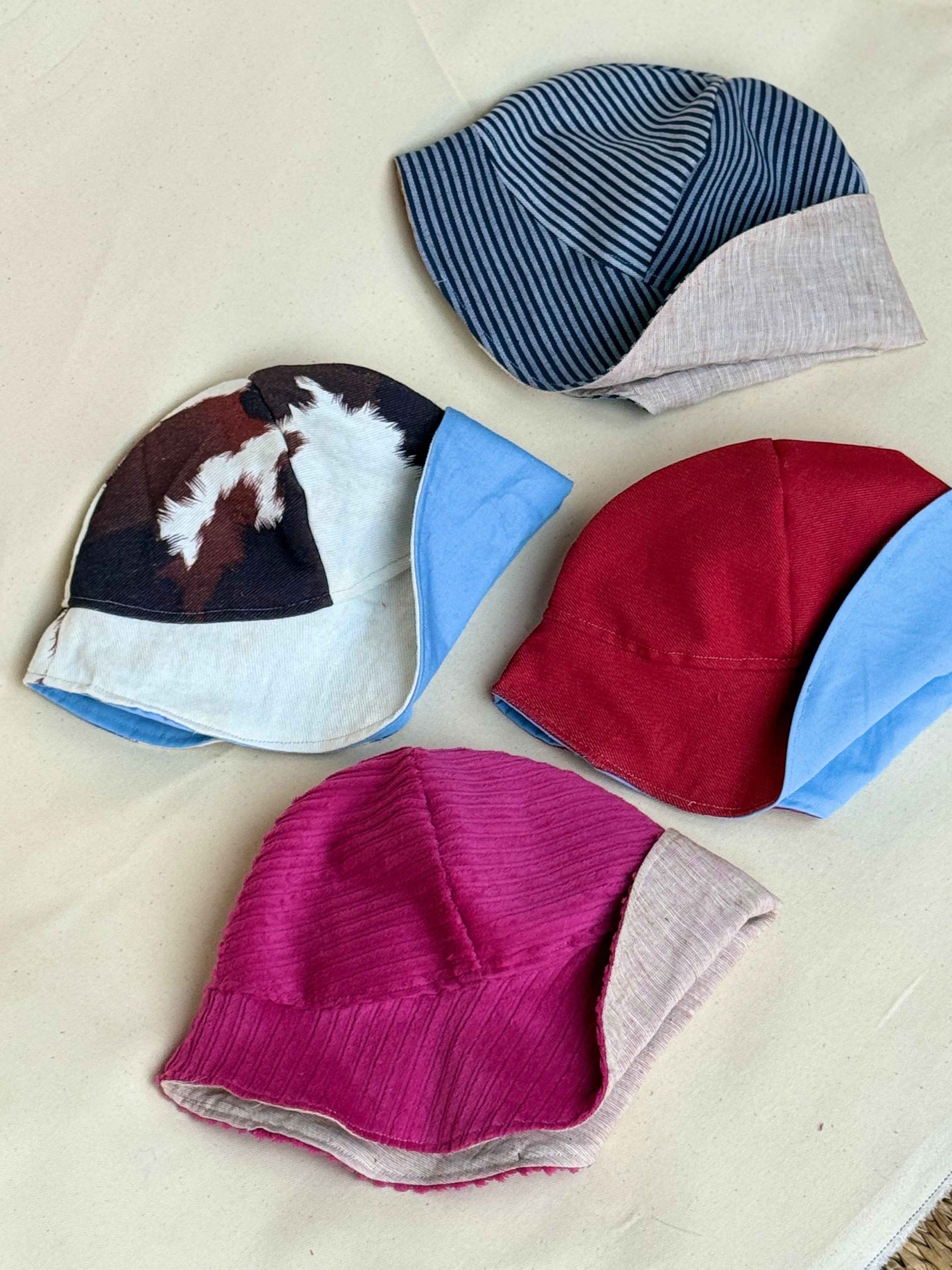 LØMMELHAT, rød denim